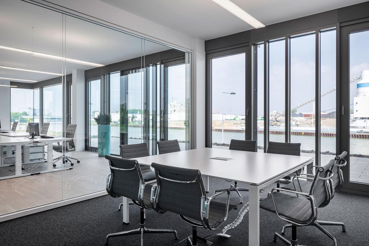 Innenausbau eines modernen Bürogebäudes mit Fokus auf hochwertige Wandelemente und Bodenbeläge