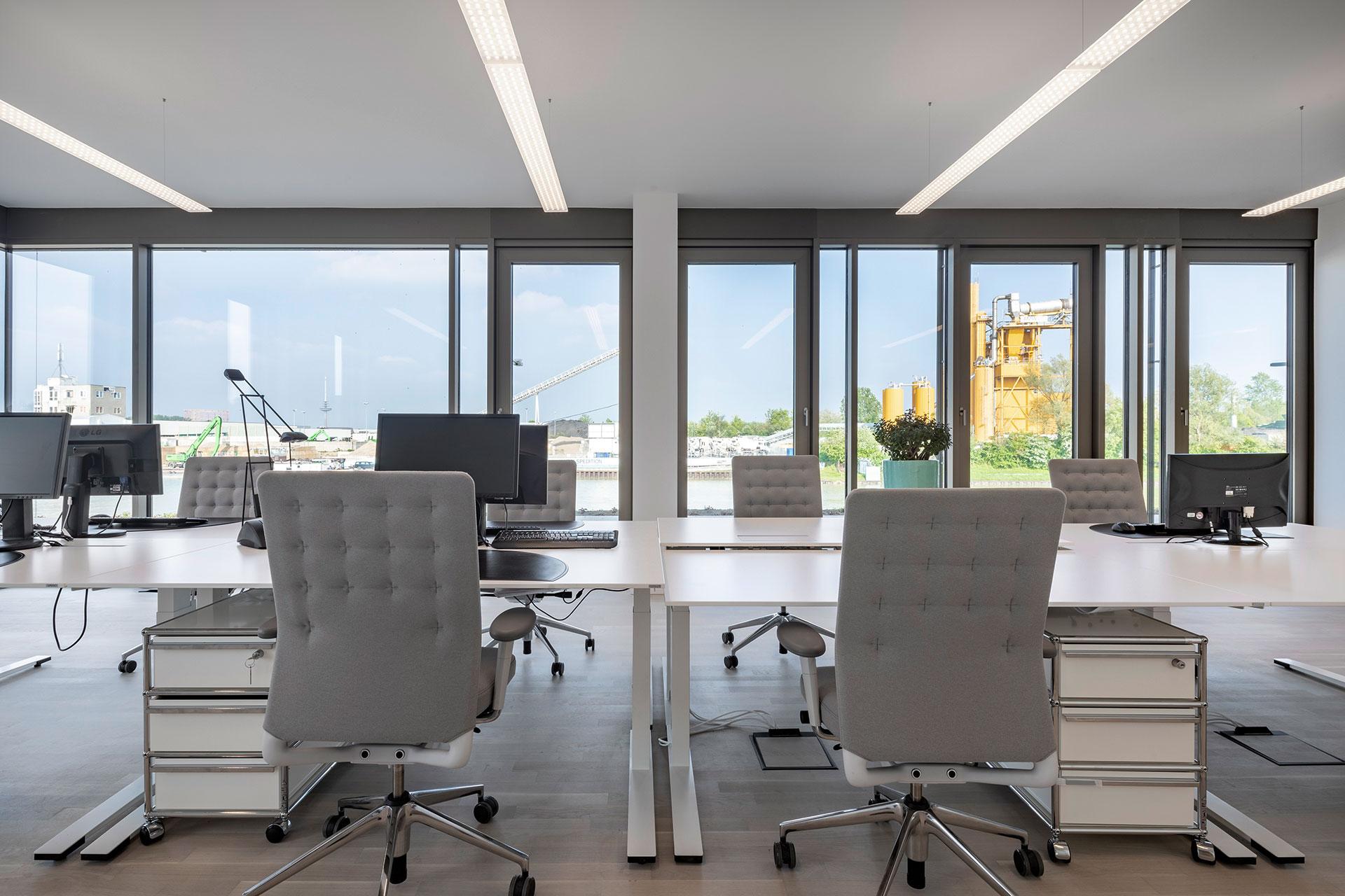 Moderne Systeme im Büro für die erfolgreiche Umsetzung einer Clean-Desk-Policy beim Desk Sharing.