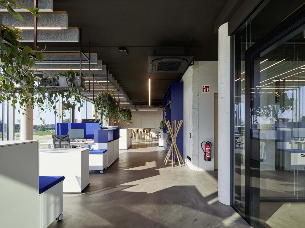 Flexible Bürogestaltung mit mobiler Möblierung für agiles Arbeiten und moderne Unternehmensentwicklung.