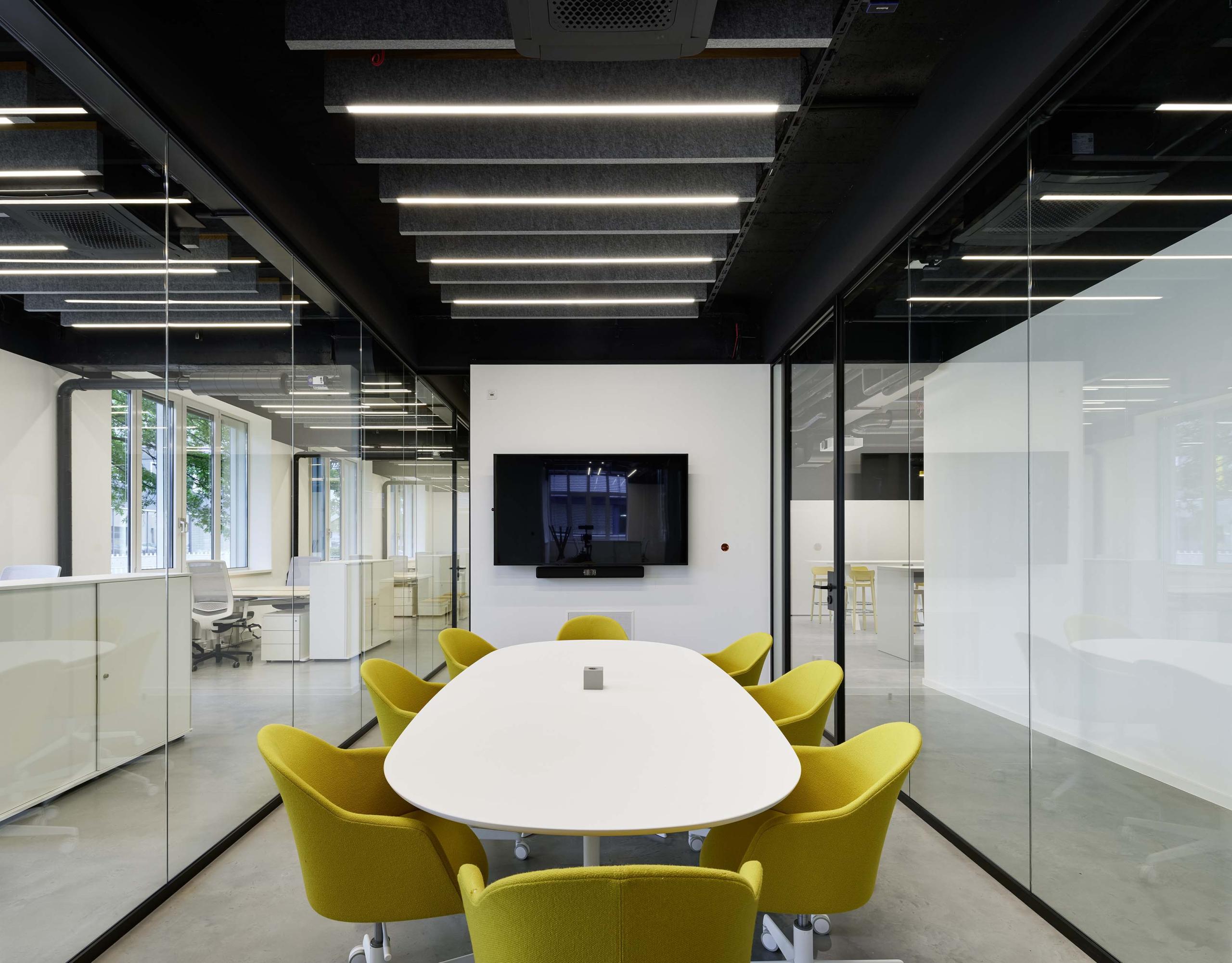 Moderner Meetingraum mit optimaler Lichtplanung und klarer Raumstruktur