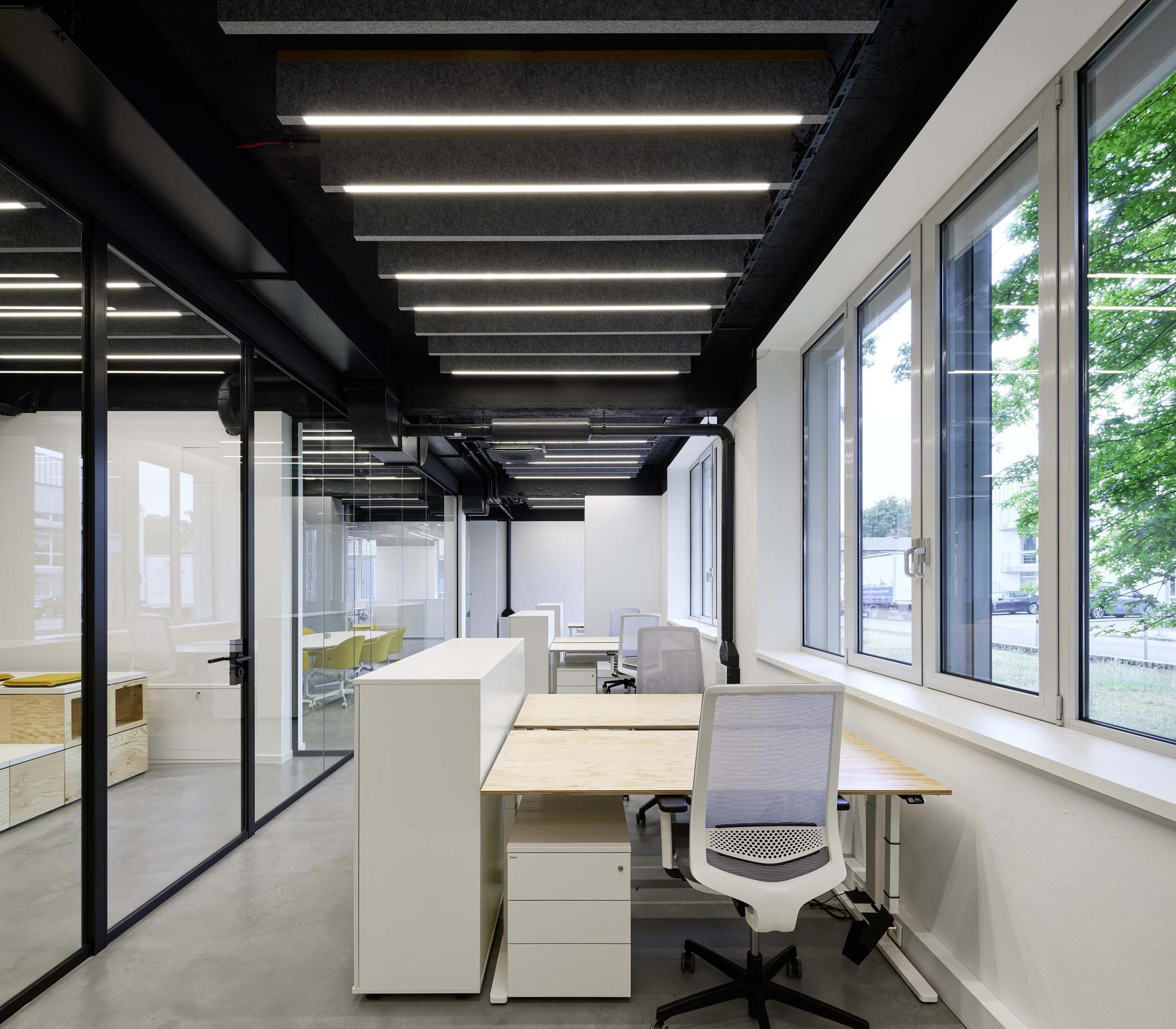 Helle Büroarbeitsplätze mit natürlichem Licht für konzentriertes Arbeiten