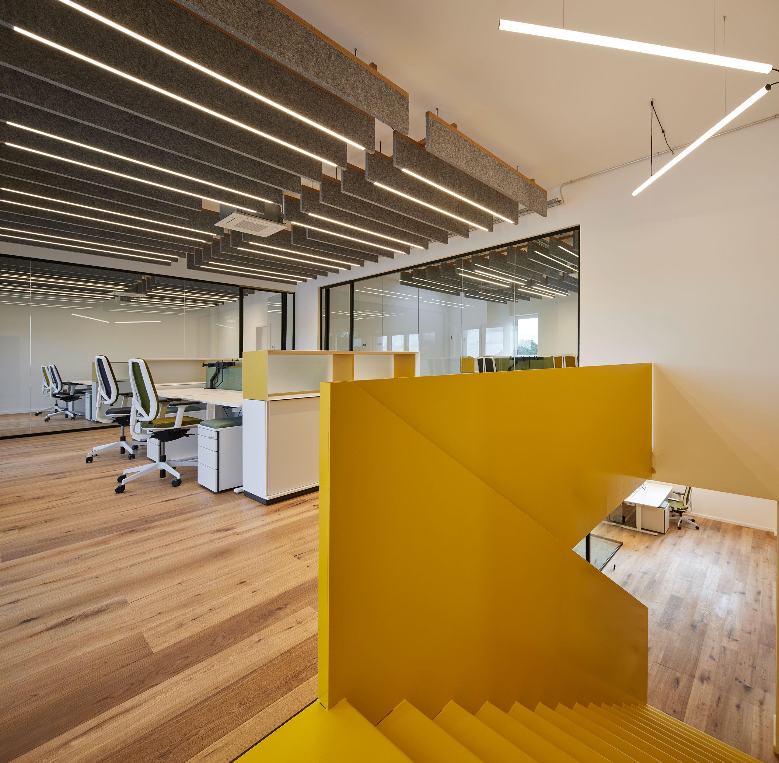 Modern gestaltetes Multi-Space-Büro mit flexiblen Zonen zur Optimierung der Bürofläche pro Mitarbeiter, ausgestattet mit ergonomischen Möbeln von freiraum.