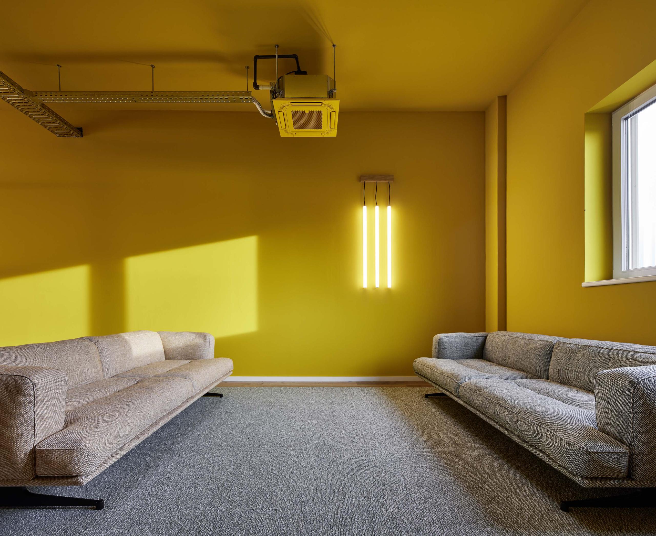 Licht, Textilien und Möbel für eine stimmige Raumatmosphäre.