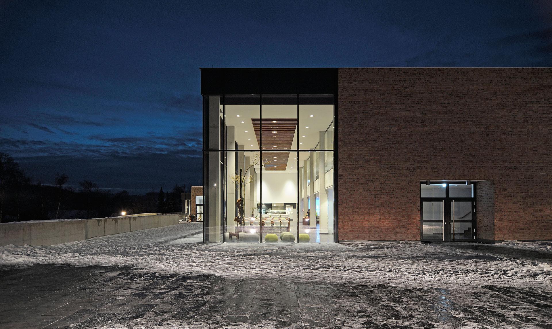 Fertiggestelltes Gebäude nach Innenausbau in moderner Architektur 