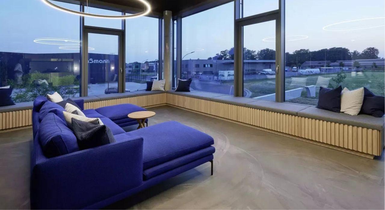 Blaue Couch bei einem Kunden, bei dem wir Generalunternehmer waren.