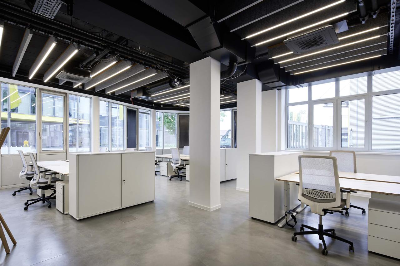 Detaillierte Büroplanung und Grundrissgestaltung für eine gewerbliche Immobilie.