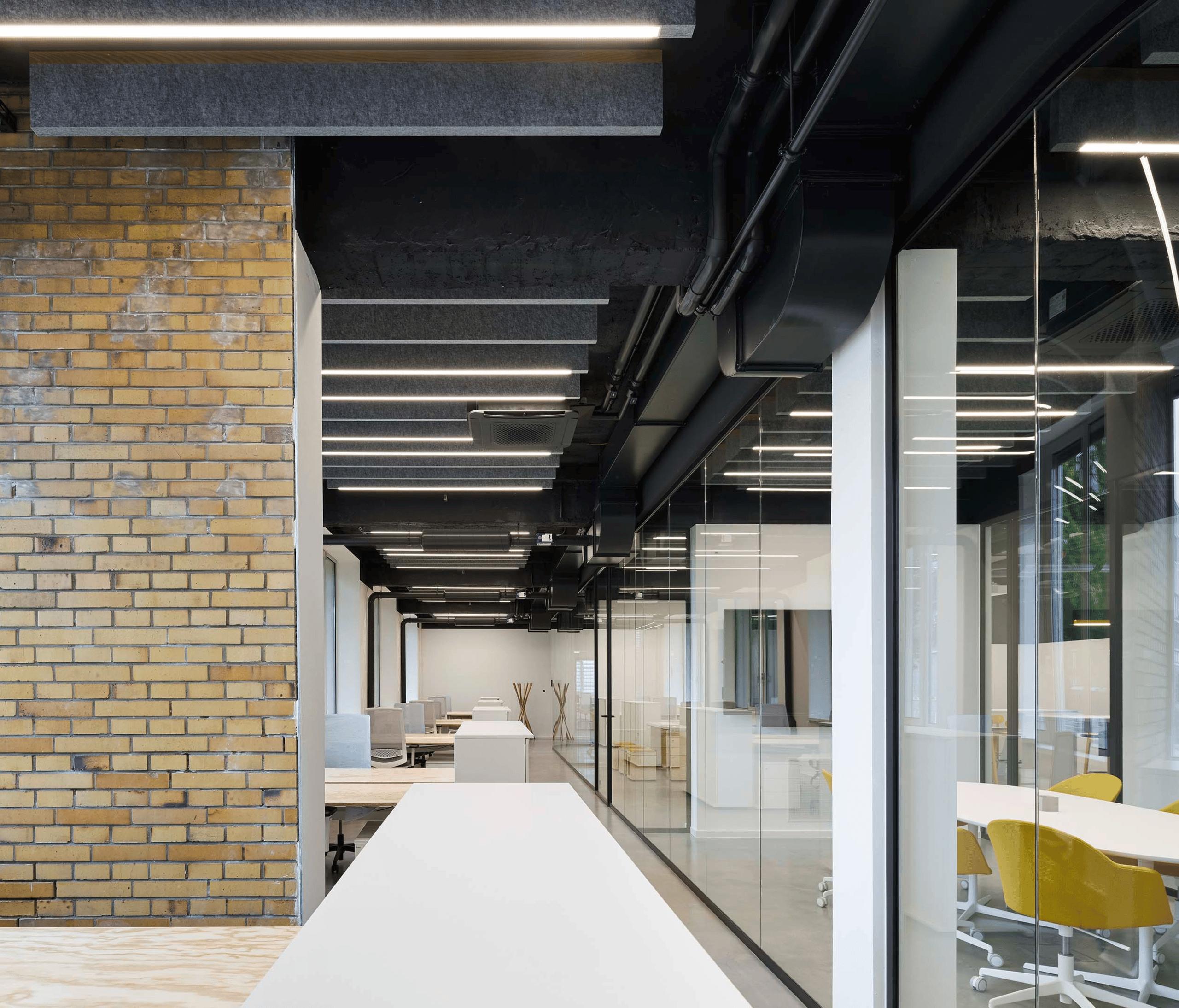 Ganzheitliche Büro-Transformation: Entkernung und technisches Upgrade für moderne Arbeitswelten.