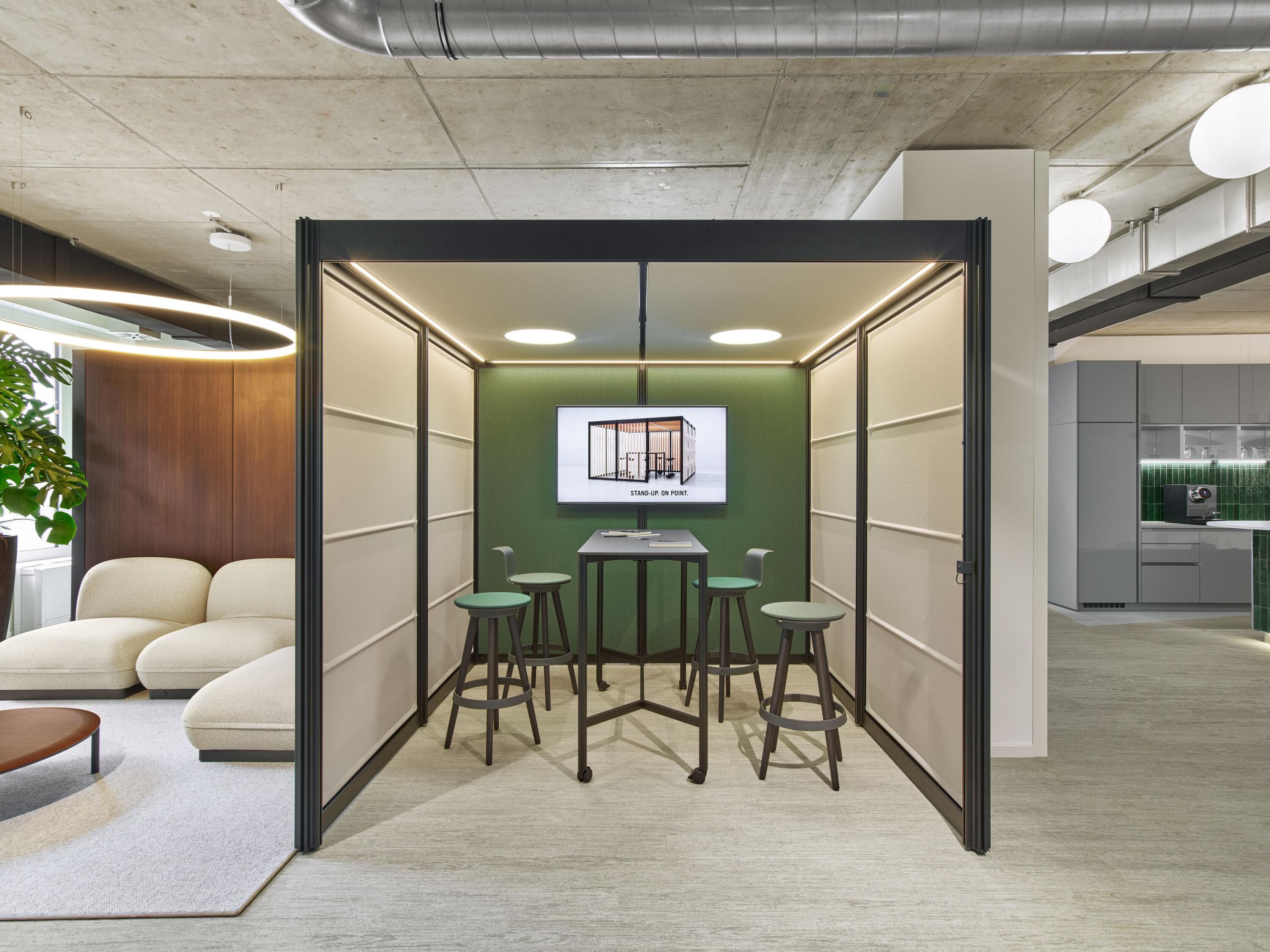 Modulares Raum-in-Raum-System aus Glas für vier Personen, eingerichtet als agile Besprechungsbox im New Office.