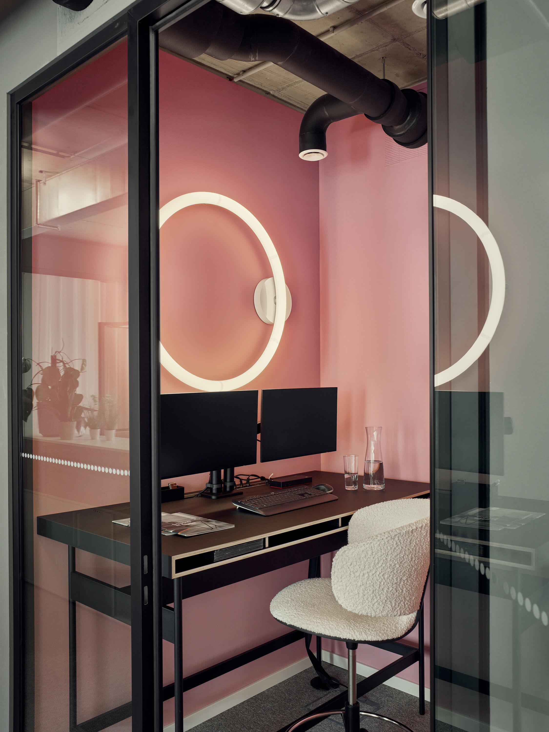 Moderne, schallisolierte Telefonbox für eine Person in einem offen gestalteten Open Space Büro zur Verbesserung der Raumakustik.